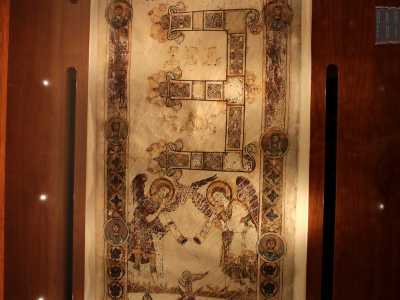 Seguono nel secondo foglio gli angeli del giudizio universale, il tetramorfo (una figura a mezzobusto con quattro ali che rappresenta i quattro evangelisti) attorniato da cherubini e una grande �E� decorata nelle cui aste si leggono le altre sei lettere della parola Exultet